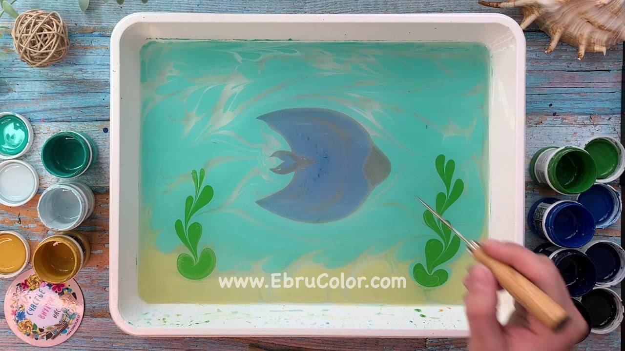 Рыбка Дори в технике Эбру смотреть онлайн