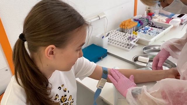 МНЕ БЕРУТ КРОВЬ ИЗ ВЕНЫ. Как побороть страх, и насколько это больно? Влог