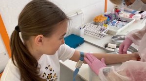 МНЕ БЕРУТ КРОВЬ ИЗ ВЕНЫ. Как побороть страх, и насколько это больно? Влог