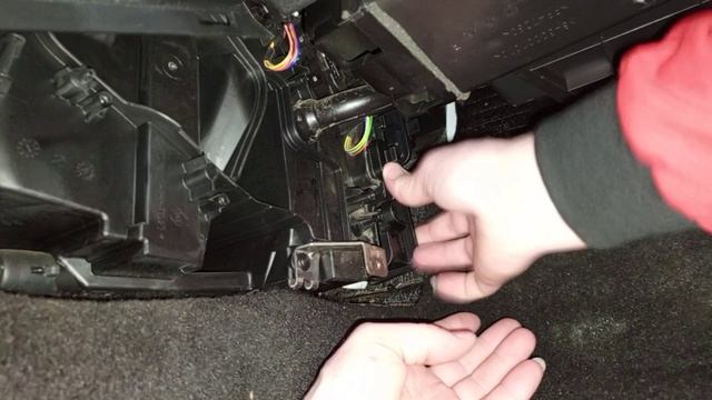 Как поменять фильтр в салоне Лада Веста самому