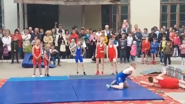 Показательные выступления каменских борцов. Каменск-Шахтинский, май 2017 смотреть онлайн