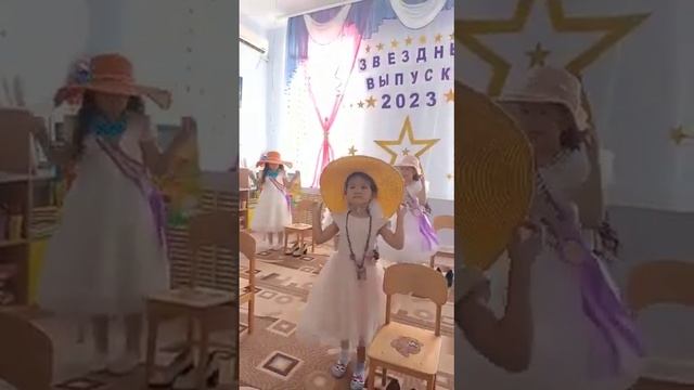 @выпускной в детском саду. Танец "А я возьму у мамы бусы". @модница смотреть онлайн