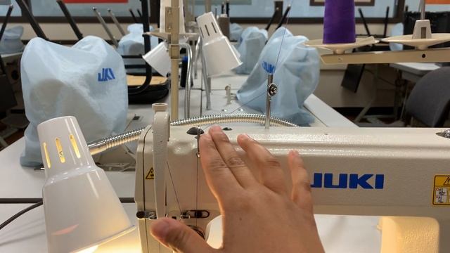 HOW TO THREAD AN INDUSTRIAL JUKI смотреть онлайн