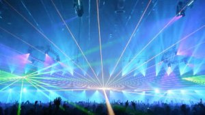 Ритмичная музыка на фоне лазерного шоу