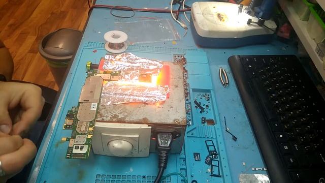 Замена разъема сим карты lenovo TAB 2 A10-70 на самодельном подогреве. смотреть онлайн