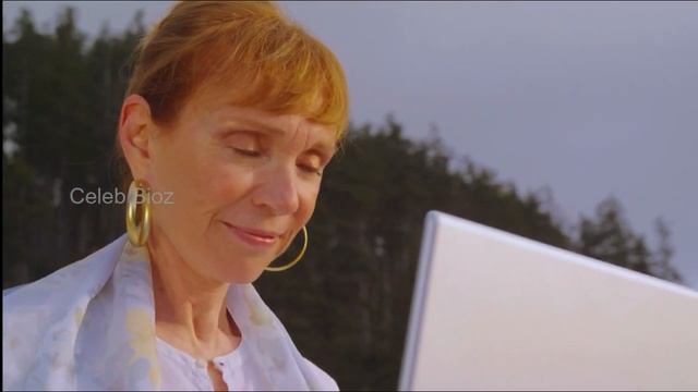 Older Woman 60 Plus In Mini Skirt, Stunning Dresses | Celeb Bioz смотреть онлайн