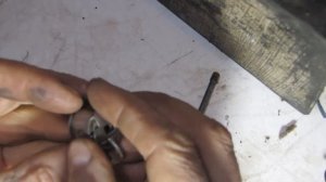 левое или правое ПОЛОЖЕНИЕ НИТКИ В ШПУЛЬКЕ в колпачке челнока швейной машинки