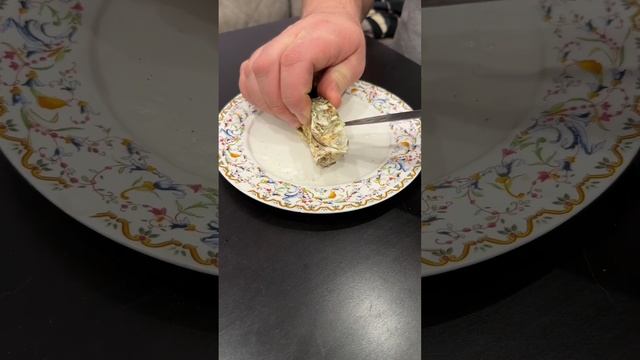 Впервые в жизни едим устрицу. А вы пробовали? ￼