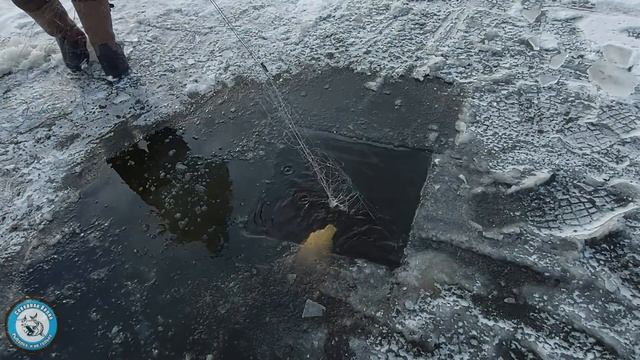 На ТАЕЖНОЕ озеро.Ч 2. За КАРАСЁМ. СЕТИ зимой. Крупный карась. Золотой карась. Зимнее озеро. fishing смотреть онлайн