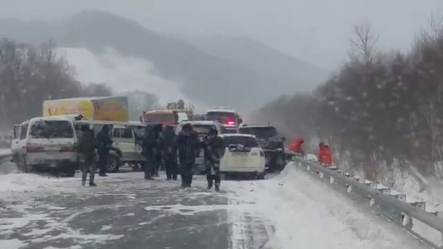 Несколько автомобилей столкнулись на трассе Южно-Сахалинск-Холмск смотреть онлайн