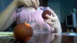 я наклеиваю наклейки на пасхальные яйца
