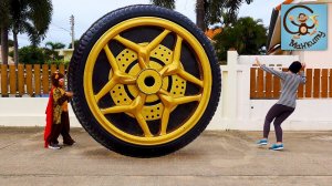 Милан и Папа играют воришка украл колёса у красной машинки. Манкиту для детей