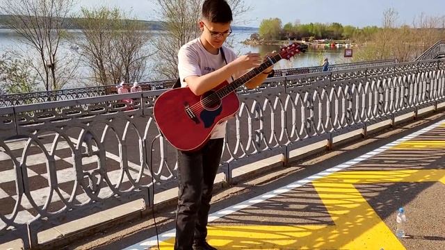 Уличный музыкант классно играет на гитаре! // Прогулка по набережной на велосипеде.// Наб-Челны. смотреть онлайн
