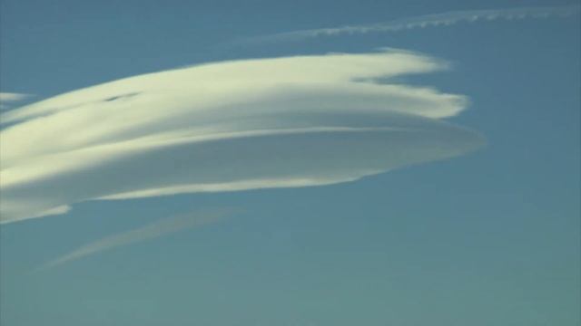 Clouds look like a spaceship смотреть онлайн