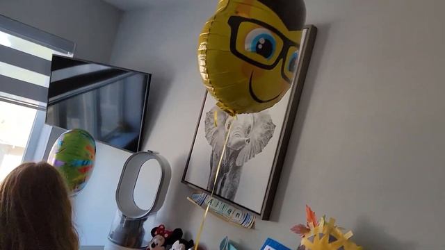 Юля на велосипеде с охраной К детям прилетели с Украины бабушка Наташа и пра-дедушка Гриша (84года) смотреть онлайн