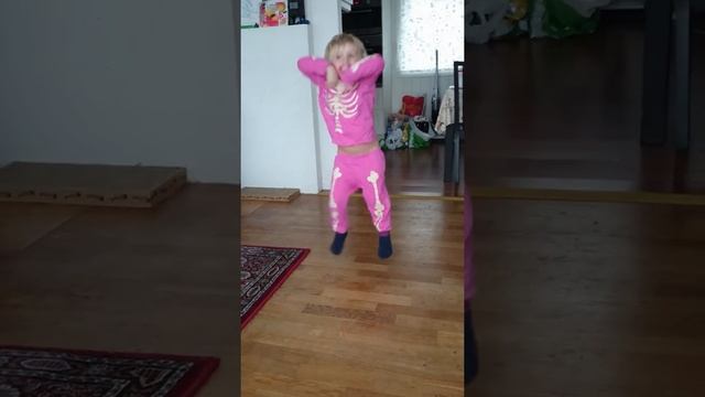 Супер танец 3-х летней девочки. 3 year old dancer, смотреть онлайн