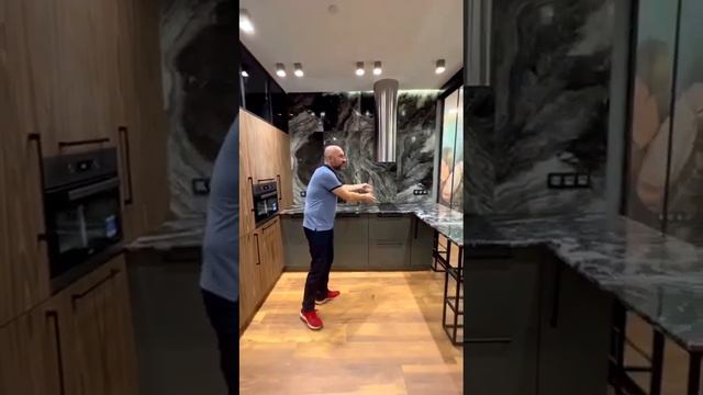 Кухни на заказ. Обзор кухни в современном стиле смотреть онлайн