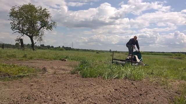 Таскаю самодельную борону по плантации картошки мотолебёдкой. смотреть онлайн
