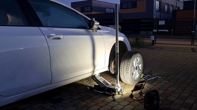 Готовлюсь к зиме | Меняю колёса на GOLF8 | Купил новый подкатный домкрат YATO 2,5 t (YT-17205) смотреть онлайн