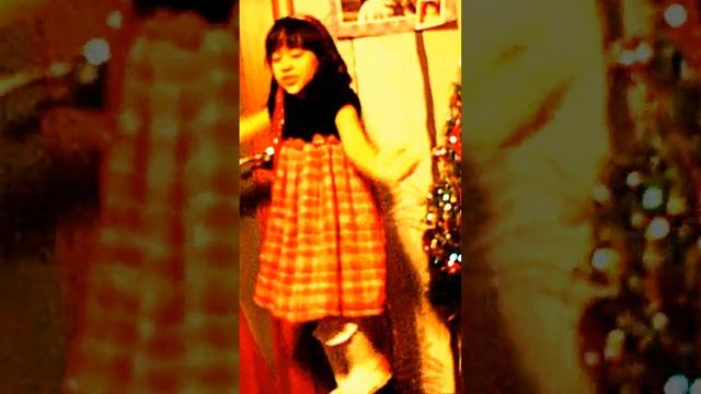 Мади в который раз читает стишок про Новый год смотреть онлайн