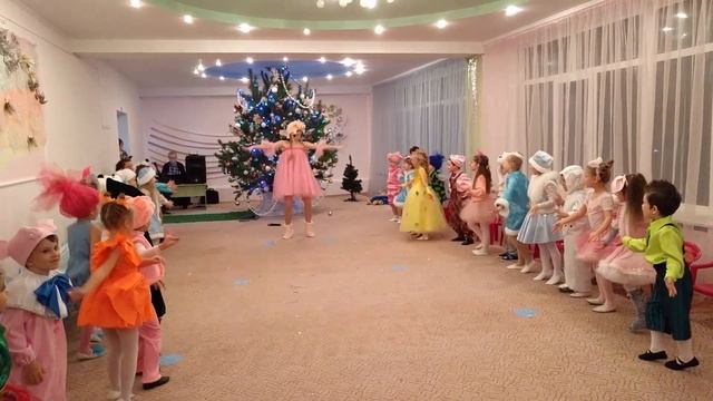 Новогодний утренник. Дед Мороз и Снегурочка. Поросята. Тролли. Подарки. НОВЫЙ ГОД 2019 смотреть онлайн
