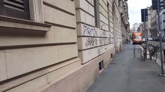 Ходим по стенам крепости,а между этими стенами-железная дорога. Совпадение или прямо копали так? смотреть онлайн