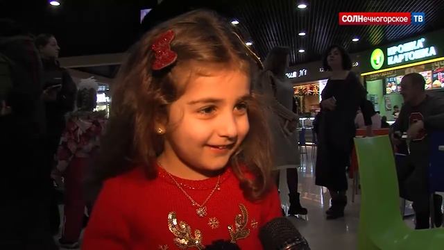 Более 20 ёлок в ТРЦ «Солнечный» зажёг Дед Мороз из Великого Устюга смотреть онлайн