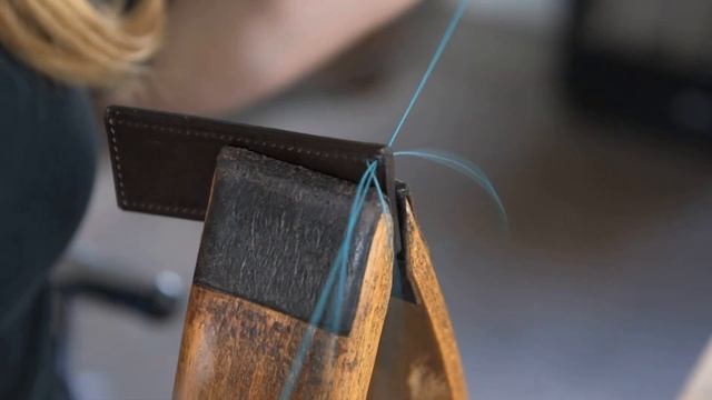 How to Hand Stitch Leather - Saddle Stitch Tutorial, Beginner Leatherwork смотреть онлайн
