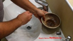 Мыло для бритья. Приготовление пены из твердого мыла с помощью синтетического помазка