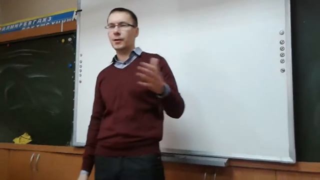 Редактор газеты рассказывает нам в школе как делают газету :3