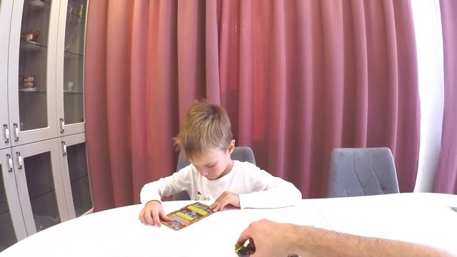 Илья открывает пакетик GORMITI с коллекционной фигуркой смотреть онлайн