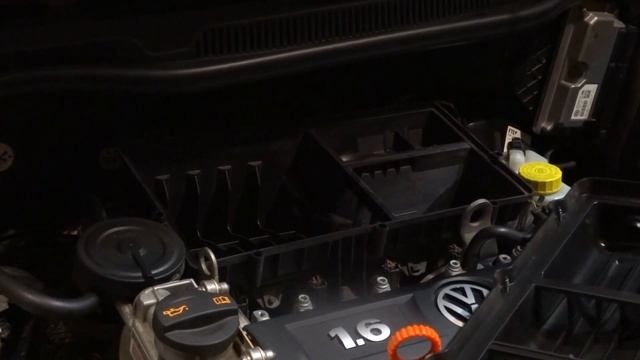 VW polo sedan / замена воздушного фильтра - 036 129 620 J смотреть онлайн