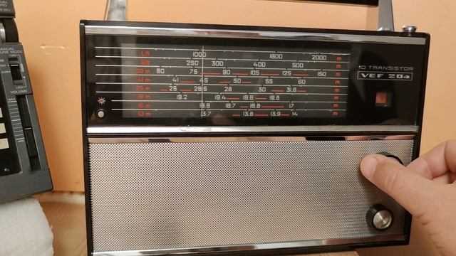 VEF-204. Вот что слышно на средних волнах. А как он звучит!!! смотреть онлайн