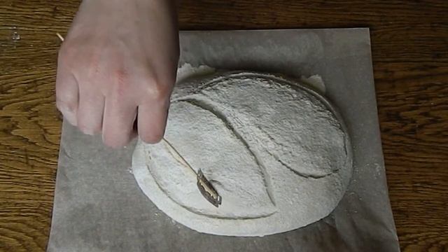 Листики. Оформление хлеба. Нарезка хлеба перед выпечкой. Ажурный узор на хлебе. смотреть онлайн