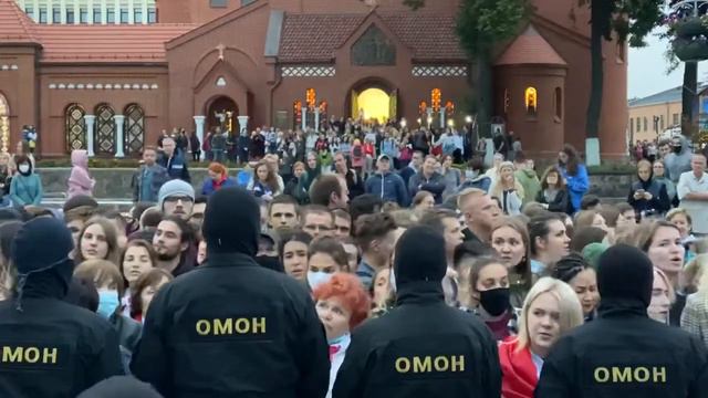 Беларусь. Атмосфера в центре Минска сейчас такая. Девушки и женщины стоят возле костёла и поют.