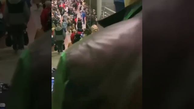 избиратели Зеленского пришли голосовать на избирательный пункт в метро. смотреть онлайн