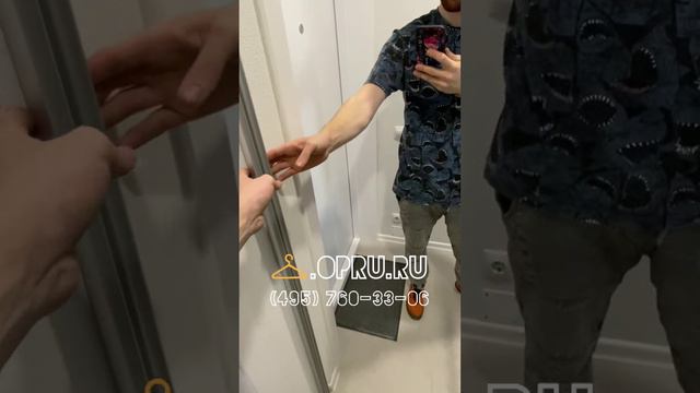 Встроенный шкаф-купе с зеркальными раздвижными дверями в нише коридора прихожей по своим размерам.