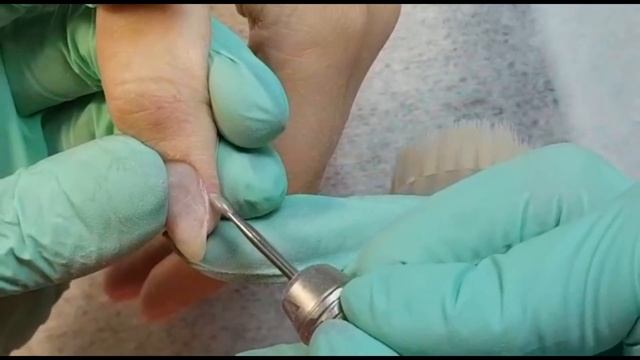 Аппаратный маникюр с покрытием желтым гель-лаком смотреть онлайн