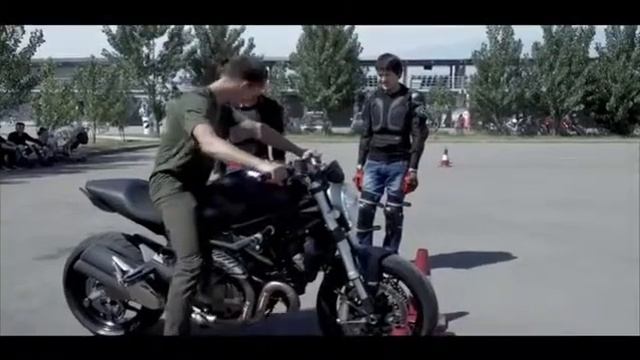 Инструктор и мотошкола Ducati смотреть онлайн