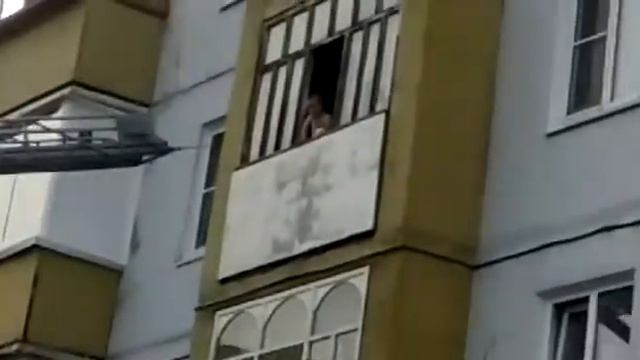 Cотрудники МЧС России спасли трёхлетнего мальчика, который оказался на карнизе балкона смотреть онлайн
