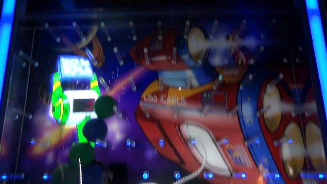 Winning big on the Space Balls arcade game at Dave & Busters смотреть онлайн