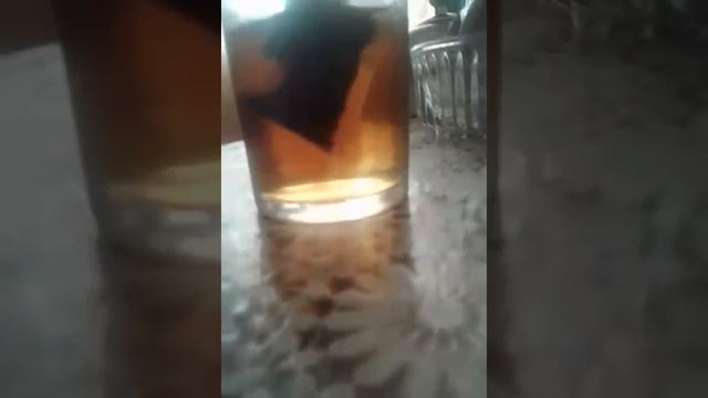 Пакетик чая..краска растворяется в холодном воде.. смотреть онлайн