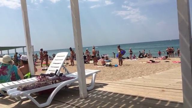 Крым. Заполненный пляж смотреть онлайн