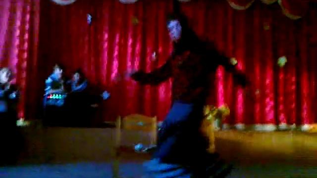 ПАЦАН ОООЧЕНЬ СМЕШНО ТАНЦУЕТ ПОД БУРАНОВСКИЕ БАБУШКИ! смотреть онлайн