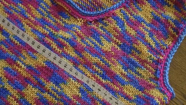 Простой летний топ спицами. Пряжа секционного окрашивания смотреть онлайн