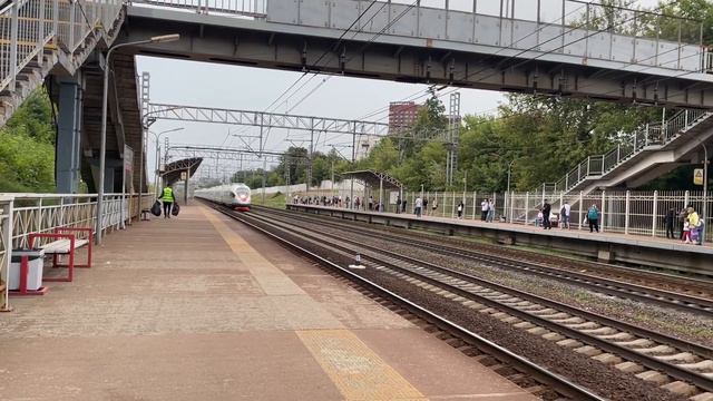«Сапсан»едет через станцию Петровско-Разумовская смотреть онлайн