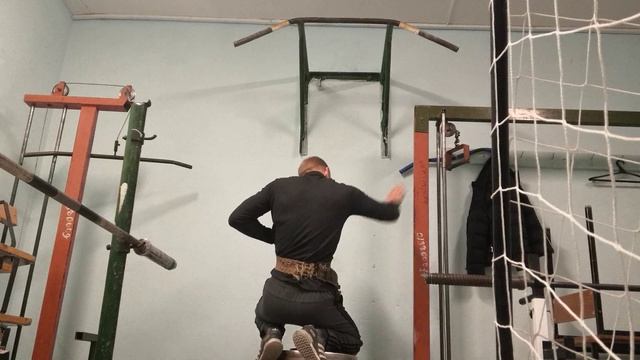 Подтягивания на турнике с дополнительным весом +45 кг смотреть онлайн