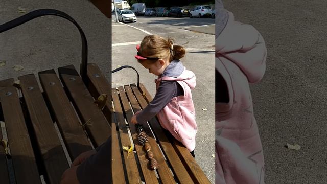 Во что поиграть на улице с детьми? Листики и шишки самые лучшие игрушки :) смотреть онлайн