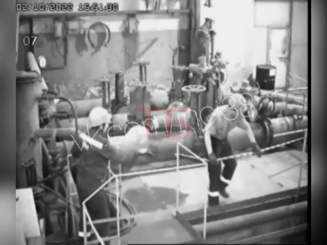 Работяга решил облокотиться на перила, но вместо них оказалась предупреждающая ленточка.