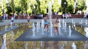 Купание в фонтане